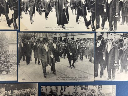 Un lot de huit cartes postales des funérailles...
