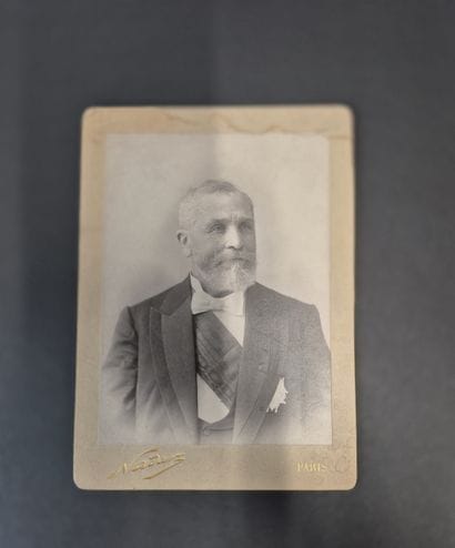 Fonds LOUBET – Photographies / 1°) Portrait...