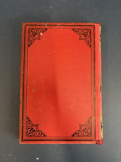 Un livre couverture cartonnée rouge « Le...