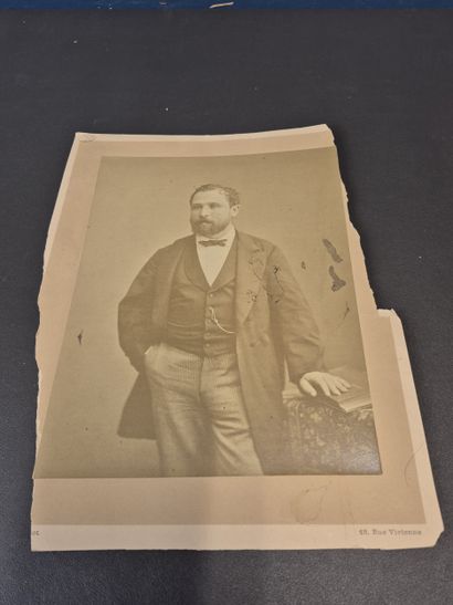 Fonds LOUBET – Photographies / 1°) Portrait...