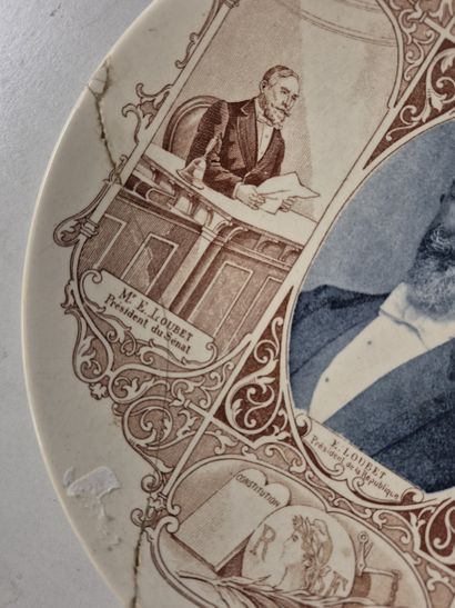 Une assiette commémorative en faïence de...