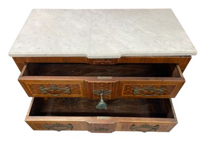 Small chest of drawers in veneered wood and...
