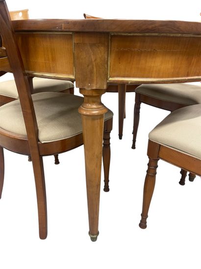 Set comprising an oval light-wood middle...