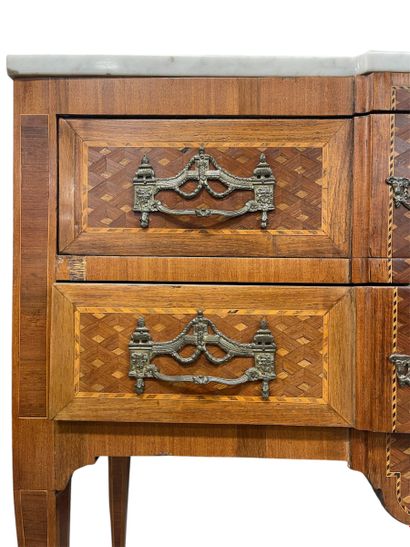 Small chest of drawers in veneered wood and...