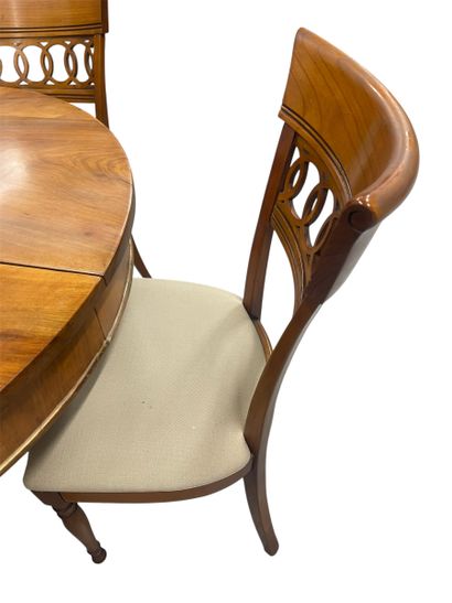 Set comprising an oval light-wood middle...