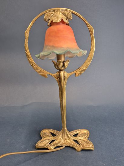 Table lamp in gilded bronze, the reflector...