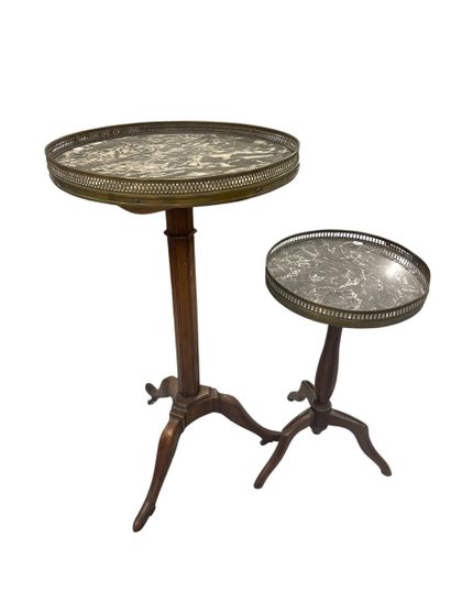 Set of three pedestal tables in natural wood,...