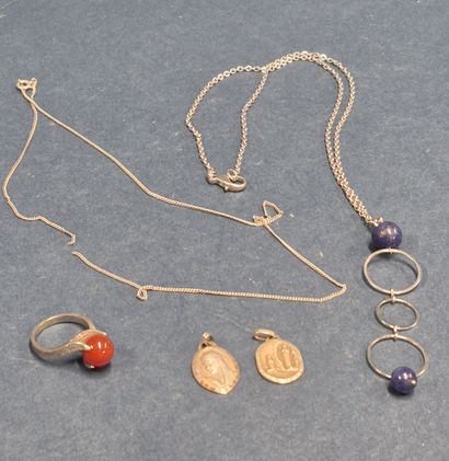 Lot de bijoux comprenant un collier et une...