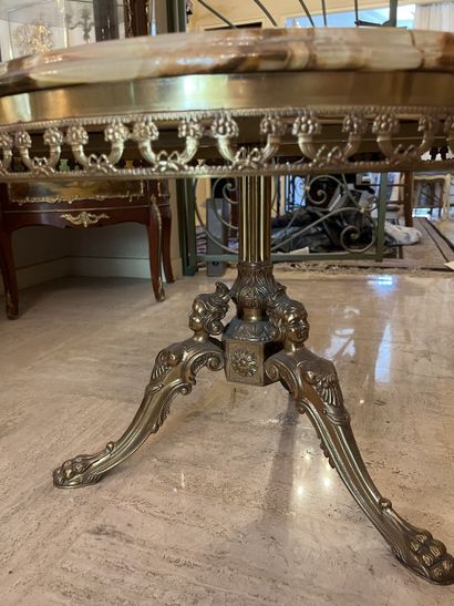Table basse de forme circulaire reposant...