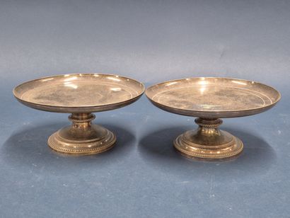 L. AUZOLLE
Deux coupes sur piédouche en métal...