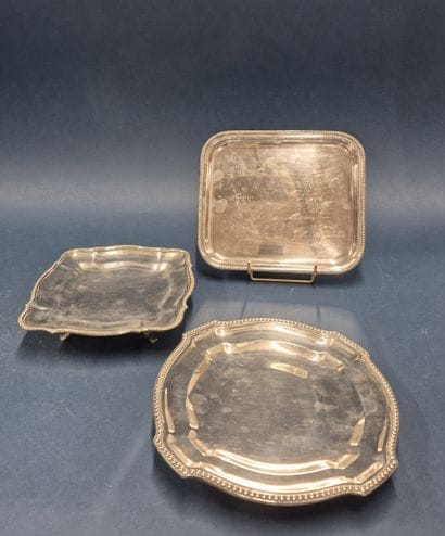 Ensemble de deux plats de service en métal...