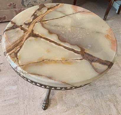 Table basse de forme circulaire reposant...