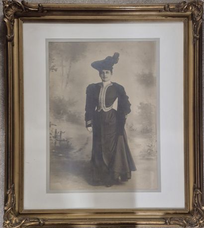 Set of four portraits including :
- two photographic...