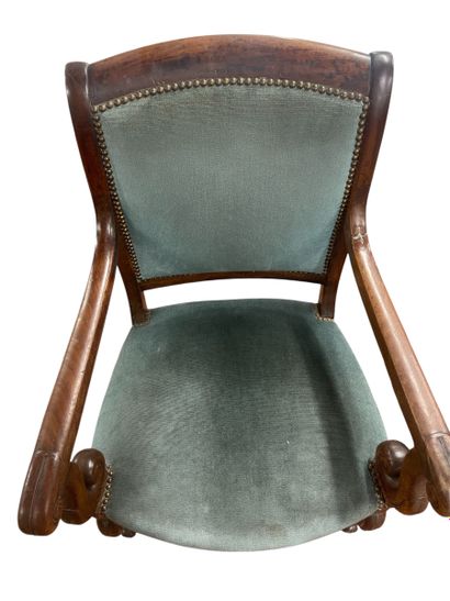 Paire de fauteuils en bois, les deux pieds...