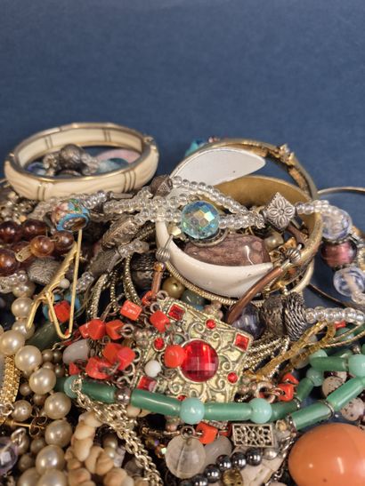 Lot de bijoux fantaisie comprenant colliers,...