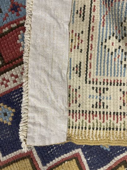 Deux tapis noués main à décor géométriques...