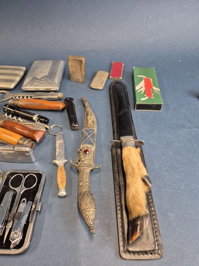Ensemble comprenant dagues, opinels, couteaux-suisse,...