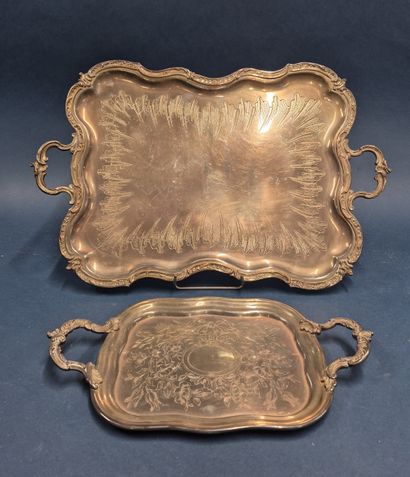 Suite de deux plats en métal argenté de forme...