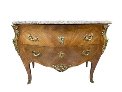 Commode en chêne et bois de placage à décor...
