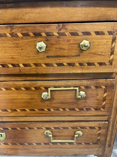 Commode en bois ouvrant par trois tiroirs...