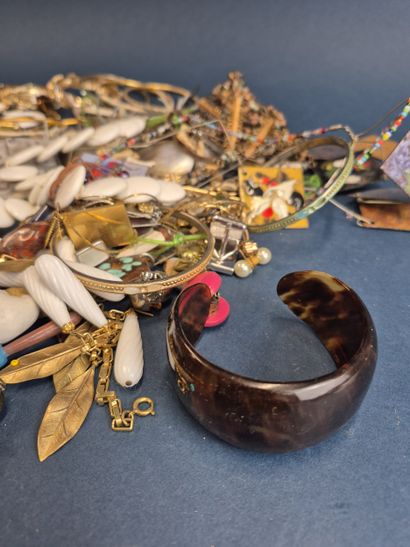 Lot de bijoux fantaisie comprenant notamment...