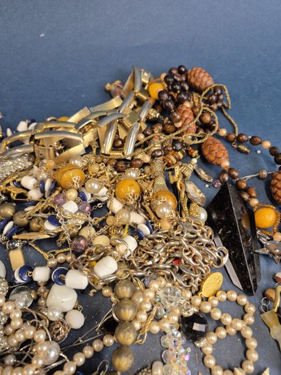 Lot de bijoux fantaisie comprenant colliers,...