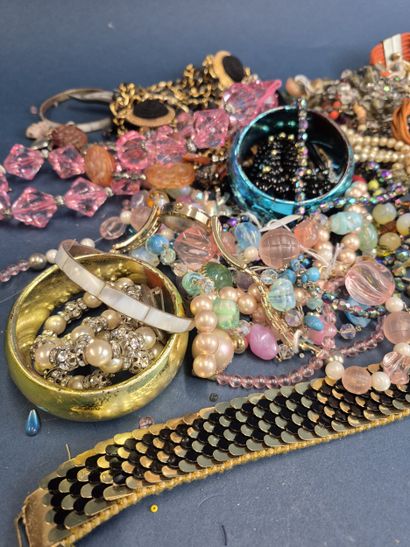 Fort lot de bijoux fantaisie comprenant colliers...