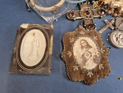 Lot comprenant des bijoux fantaisie (bracelets,...