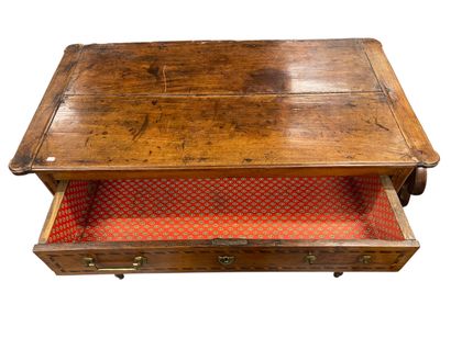 Commode en bois ouvrant par trois tiroirs...
