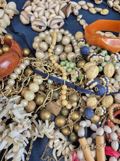 Fort lot de bijoux fantaisie comprenant colliers...