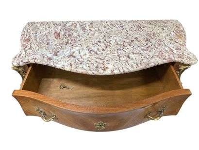Commode en chêne et bois de placage à décor...
