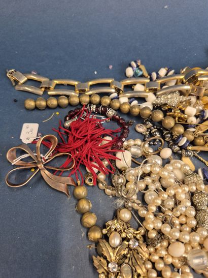 Lot de bijoux fantaisie comprenant colliers,...