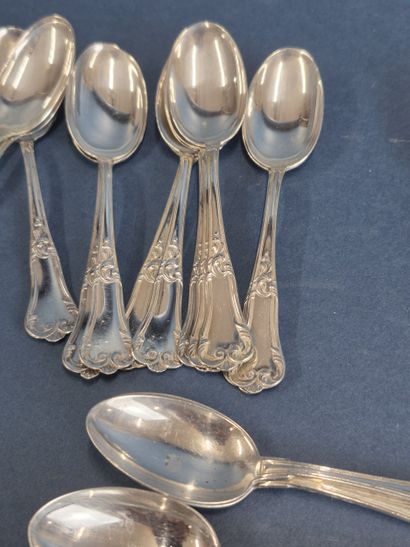 Suite de 32 cuillères à moka en argent 800...