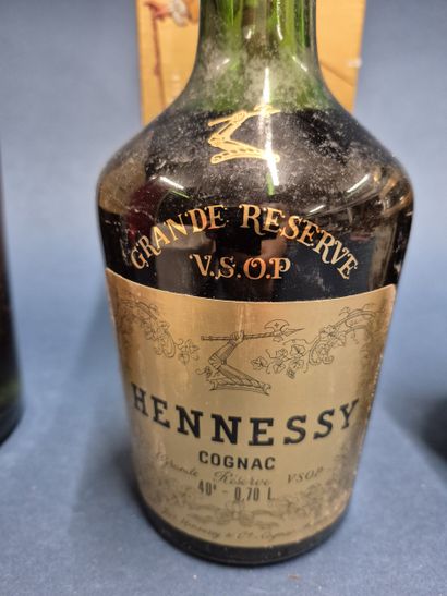 Ensemble de trois bouteilles comprenant:
-...