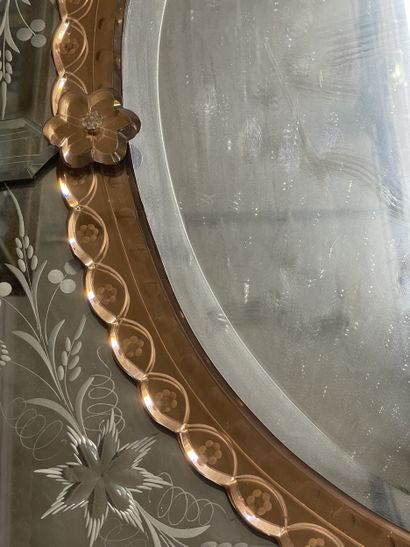 Miroir ovale à parecloses en bois et verre...