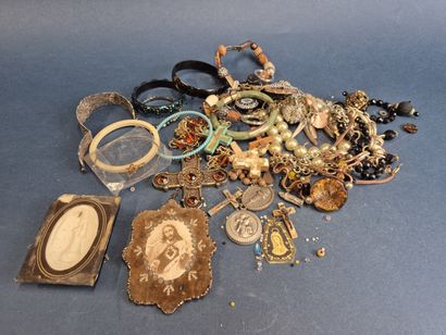 Lot comprenant des bijoux fantaisie (bracelets,...