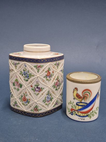 Limoges, Paris Style model
Enameled porcelain...