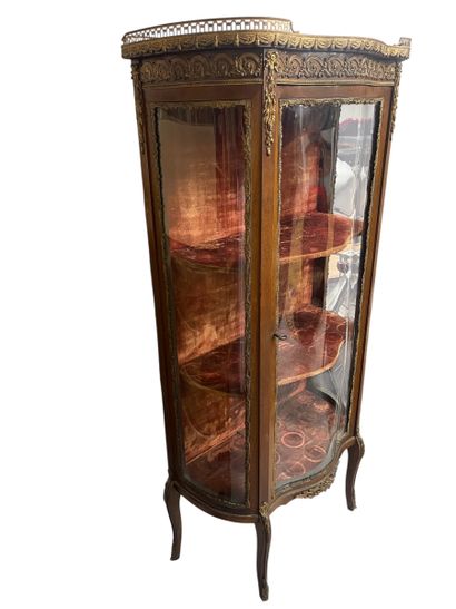 Vitrine toutes faces en bois, ouvrant en...