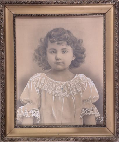 Set of four portraits including :
- two photographic...