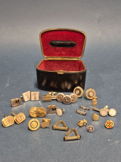 Dans deux boîtes lot de 18 paires de boutons...