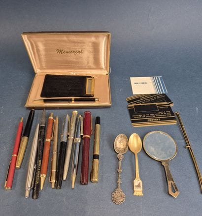 Ensemble de stylos bille, criterium et stylos...