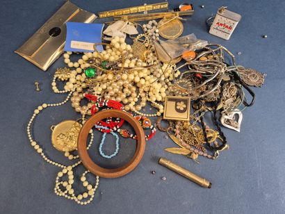 Lot de bijoux fantaisie comprenant colliers,...