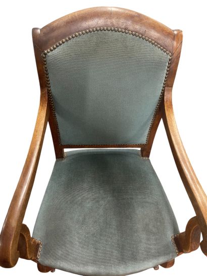 Paire de fauteuils en bois, les deux pieds...