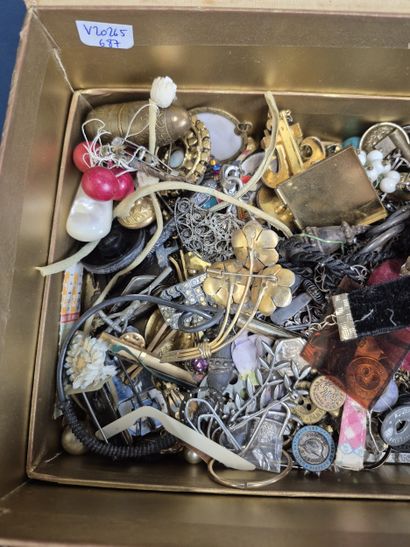 Ensemble de bijoux fantaisie et objets de...
