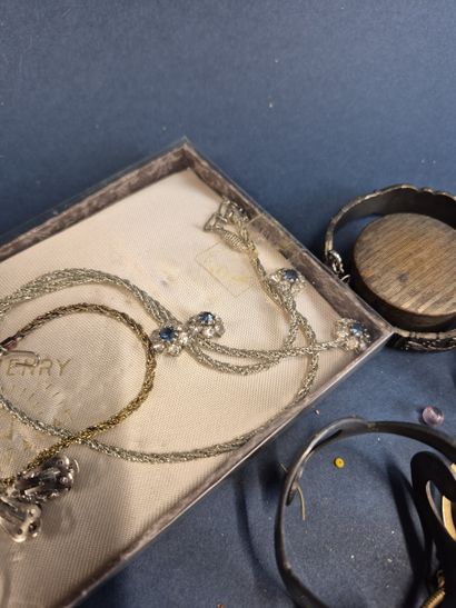 Lot de bijoux fantaisie comprenant colliers,...