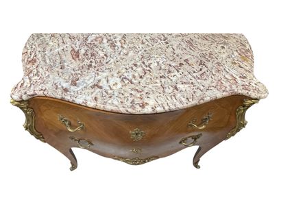 Commode en chêne et bois de placage à décor...