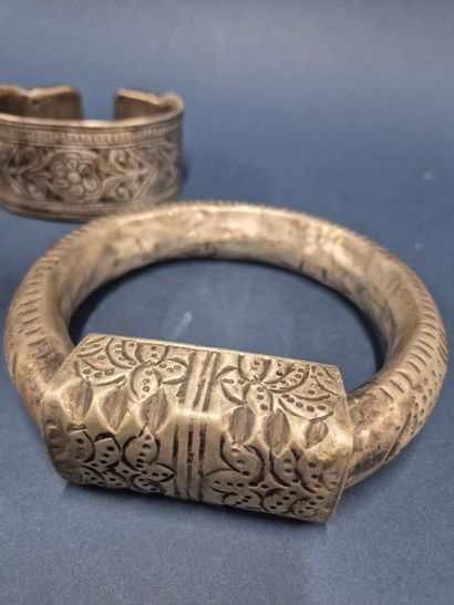 Lot de trois bracelets en métal argenté et...