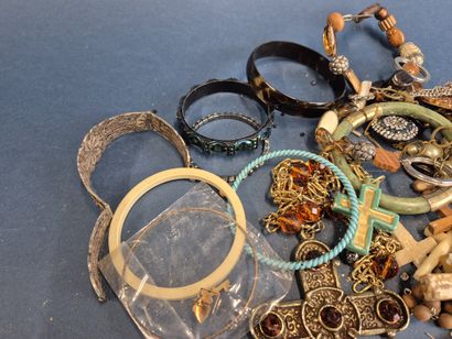 Lot comprenant des bijoux fantaisie (bracelets,...