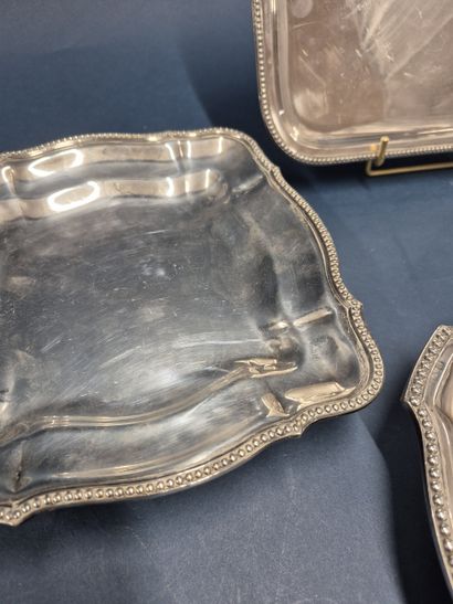 Ensemble de deux plats de service en métal...