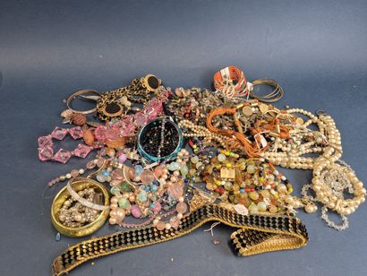 Fort lot de bijoux fantaisie comprenant colliers...